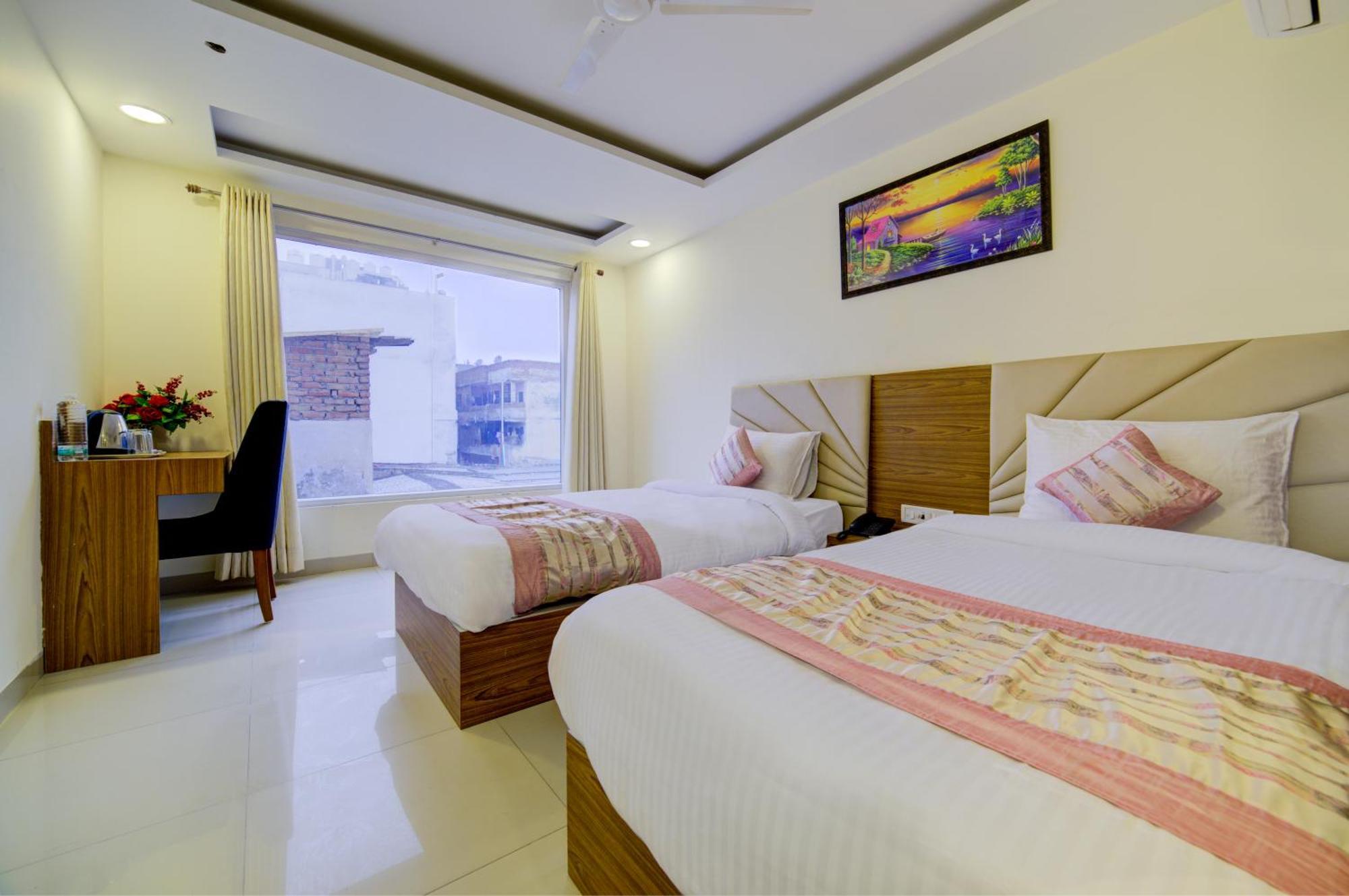Hotel Grand Suites By D'Capitol Near Delhi Airport ニューデリー エクステリア 写真