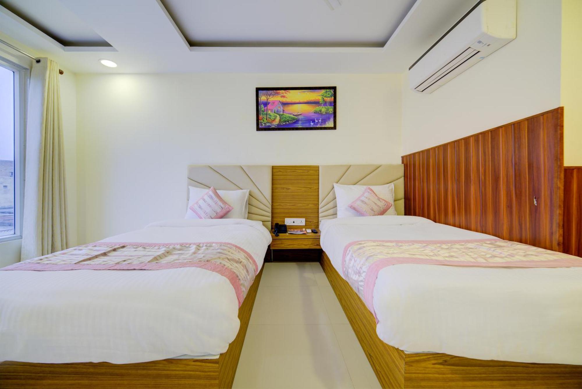 Hotel Grand Suites By D'Capitol Near Delhi Airport ニューデリー エクステリア 写真