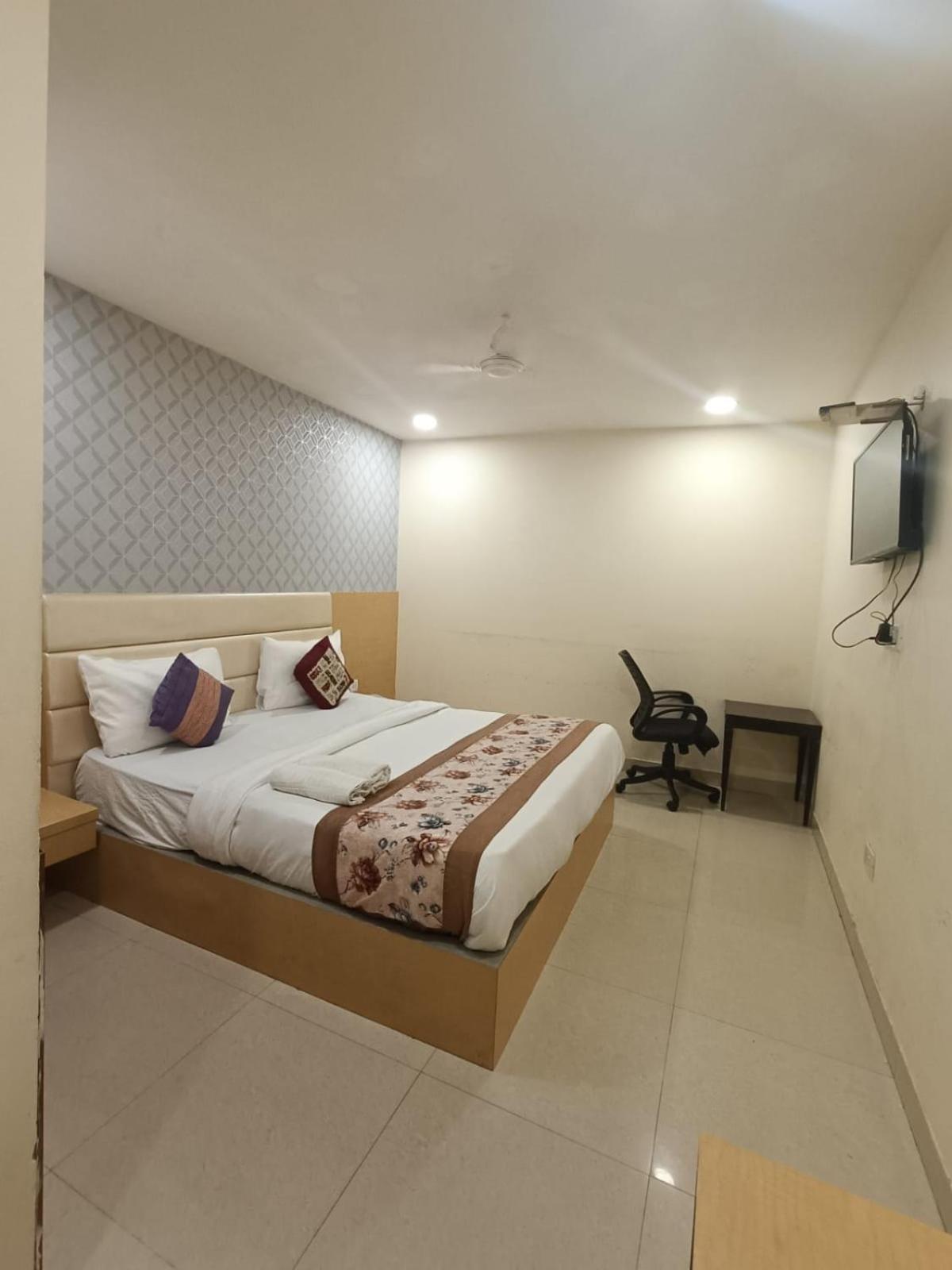 Hotel Grand Suites By D'Capitol Near Delhi Airport ニューデリー エクステリア 写真